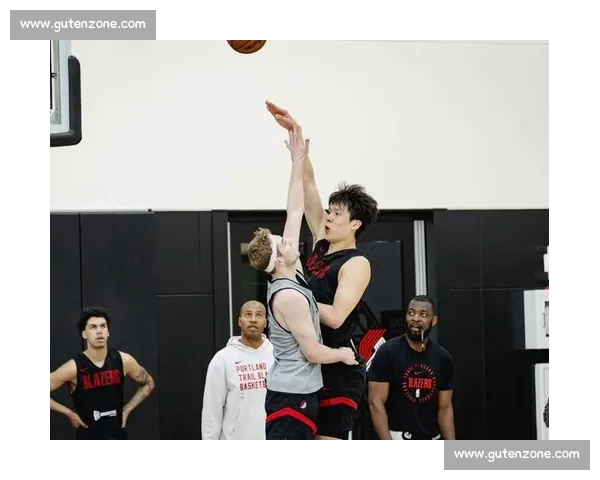 杨瀚森试训征服开拓者 主帅盛赞全场最佳 扣篮王之子无奈称难以招架 杨瀚森试训征服开拓者 主帅盛赞全场最佳 扣篮王之子无奈称难以招架