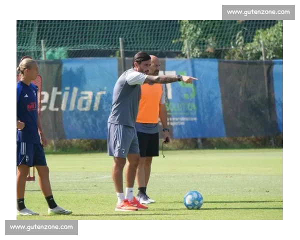 阿奎拉尼出任卡坦扎罗主帅,签约至 2027 年 阿奎拉尼出任卡坦扎罗主帅,签约至 2027 年